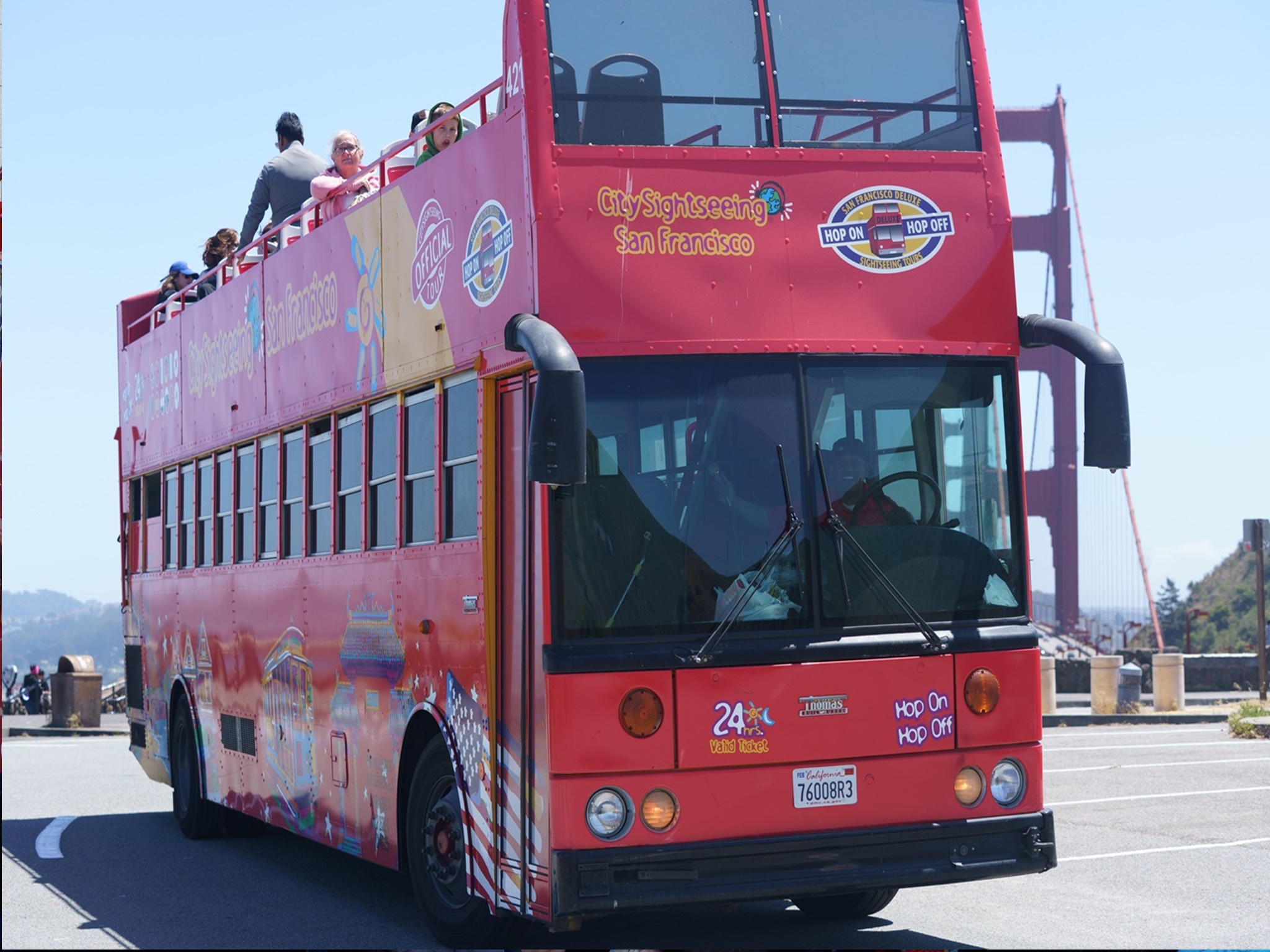 Excited tourists boarding the San Francisco Deluxe Sightseeing Super Saver Tour